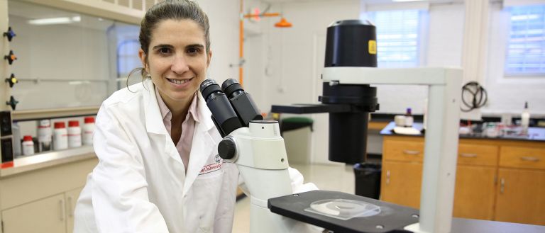 Women in labcoat in lab